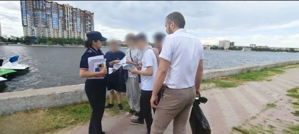 Сотрудники ПДН в летний период проводят профилактические беседы с детьми Сотрудники ПДН в летний период проводят профилактические беседы с детьми