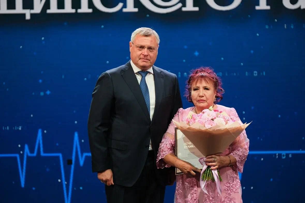Игорь Бабушкин вручил награды астраханским медикам Игорь Бабушкин вручил награды астраханским медикам