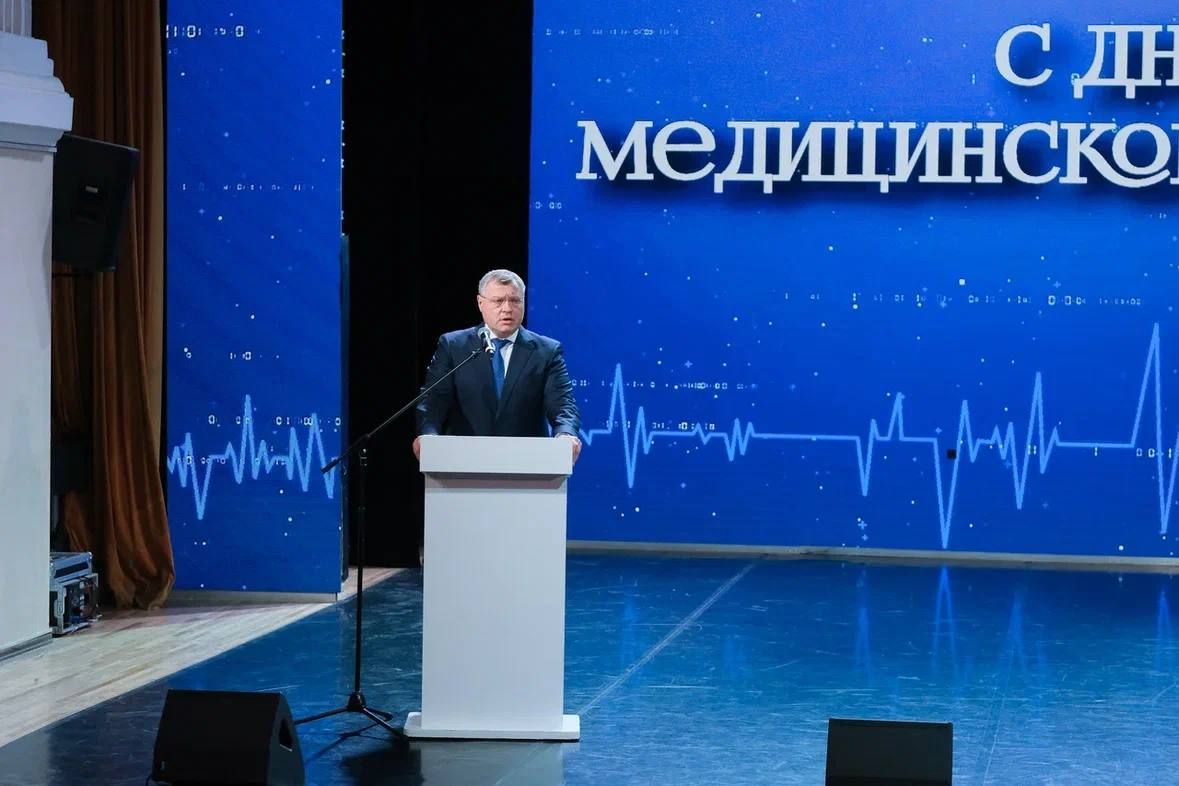 Игорь Бабушкин вручил награды астраханским медикам Игорь Бабушкин вручил награды астраханским медикам