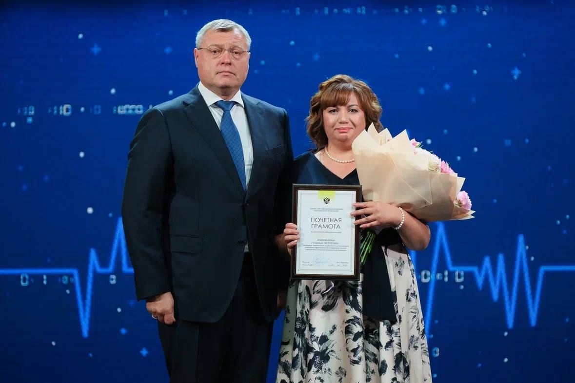 Игорь Бабушкин вручил награды астраханским медикам Игорь Бабушкин вручил награды астраханским медикам