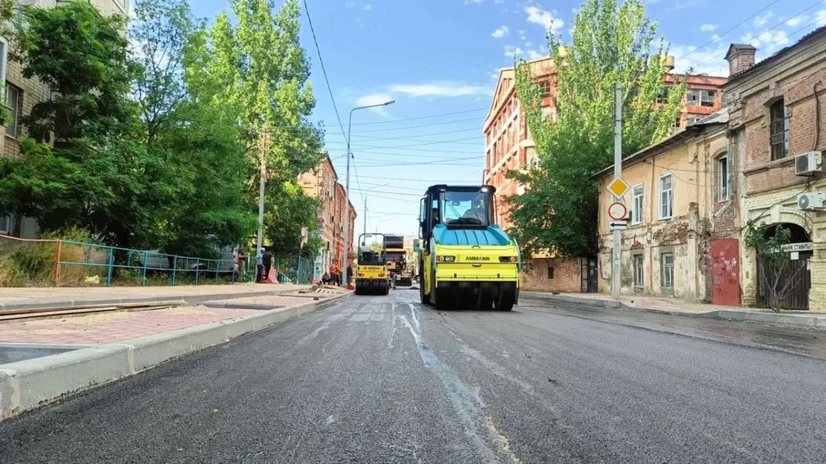 Работы по обновлению городской дорожной сети идут полным ходом Работы по обновлению городской дорожной сети идут полным ходом