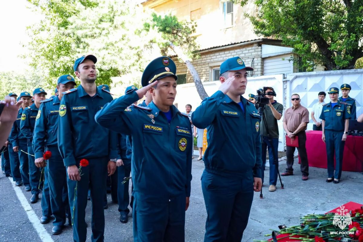 Открытие мемориальной доски, посвящённой погибшему командиру отделения Ильнуру Даирову Открытие мемориальной доски, посвящённой погибшему командиру отделения Ильнуру Даирову