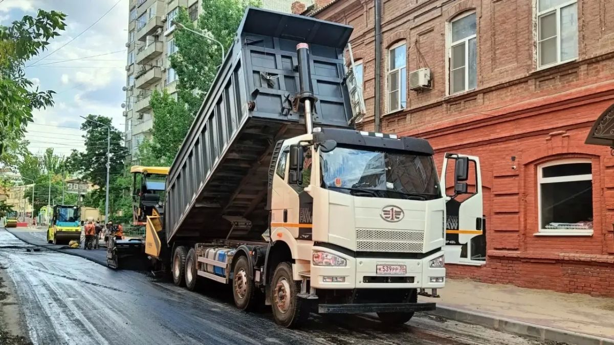 Работы по обновлению городской дорожной сети идут полным ходом Работы по обновлению городской дорожной сети идут полным ходом