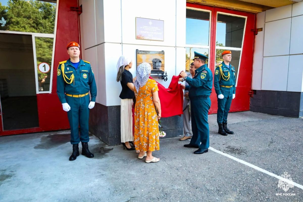 Открытие мемориальной доски, посвящённой погибшему командиру отделения Ильнуру Даирову