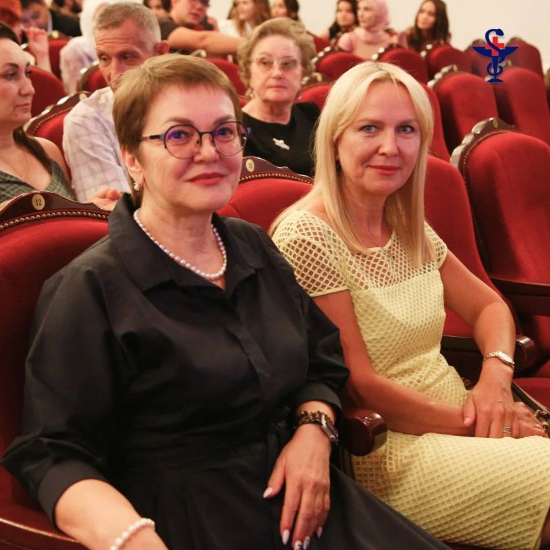 В Театре Оперы и балета состоялась торжественная церемония вручения дипломов выпускникам педиатрического, фармацевтического и медико-профилактического факультетов Астраханского государственного медицинского университета В Театре Оперы и балета состоялась торжественная церемония вручения дипломов выпускникам педиатрического, фармацевтического и медико-профилактического факультетов Астраханского государственного медицинского университета