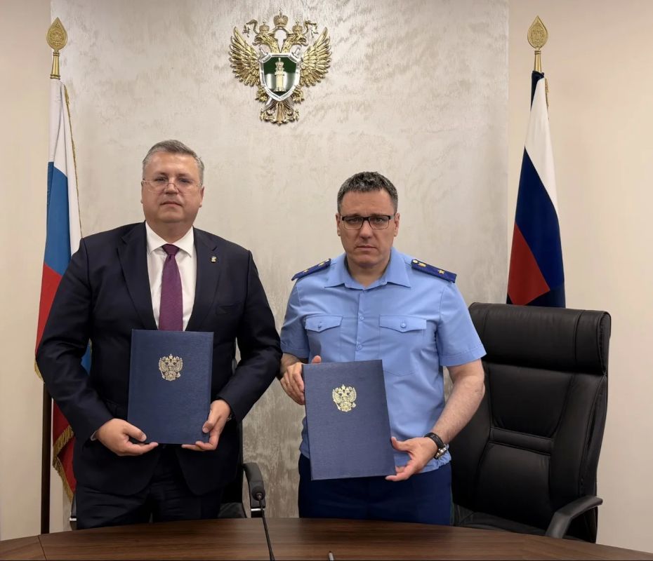 Прокурор Астраханской области Александр Гулягин и председатель Правительства Астраханской области Денис Афанасьев подписали соглашение о взаимодействии в сфере правотворческой деятельности Прокурор Астраханской области Александр Гулягин и председатель Правительства Астраханской области Денис Афанасьев подписали соглашение о взаимодействии в сфере правотворческой деятельности