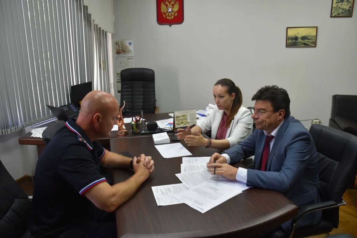 Председатель избирательной комиссии Астраханской области Владимир Золотокопов и заместитель председателя Анна Маньшина провели рабочую встречу с начальником Управления организации охраны общественного порядка и... Председатель избирательной комиссии Астраханской области Владимир Золотокопов и заместитель председателя Анна Маньшина провели рабочую встречу с начальником Управления организации охраны общественного порядка и...
