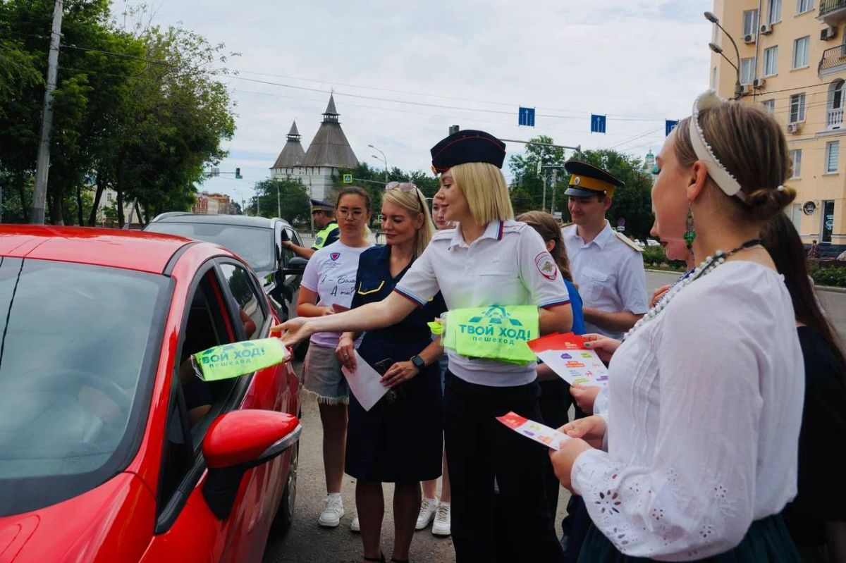 Астраханские полицейские поздравили жителей и гостей региона с Днем молодежи Астраханские полицейские поздравили жителей и гостей региона с Днем молодежи