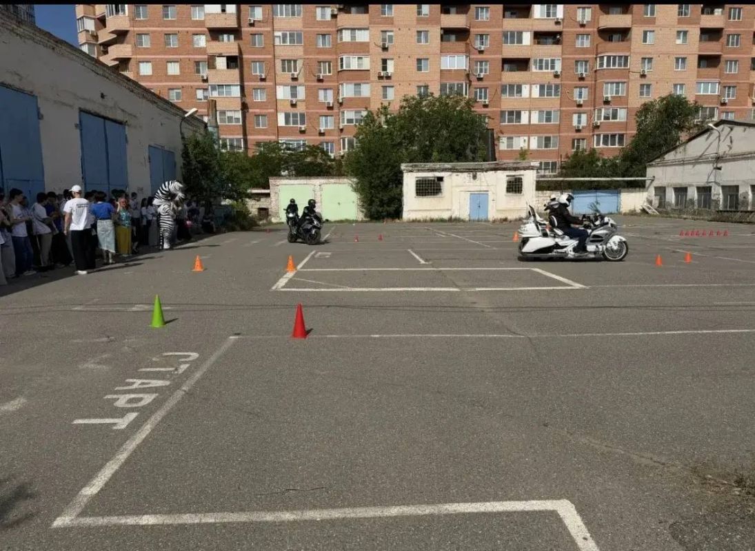 За безопасность на дорогах: Госавтоинспекция города организовала мотоурок для студентов За безопасность на дорогах: Госавтоинспекция города организовала мотоурок для студентов