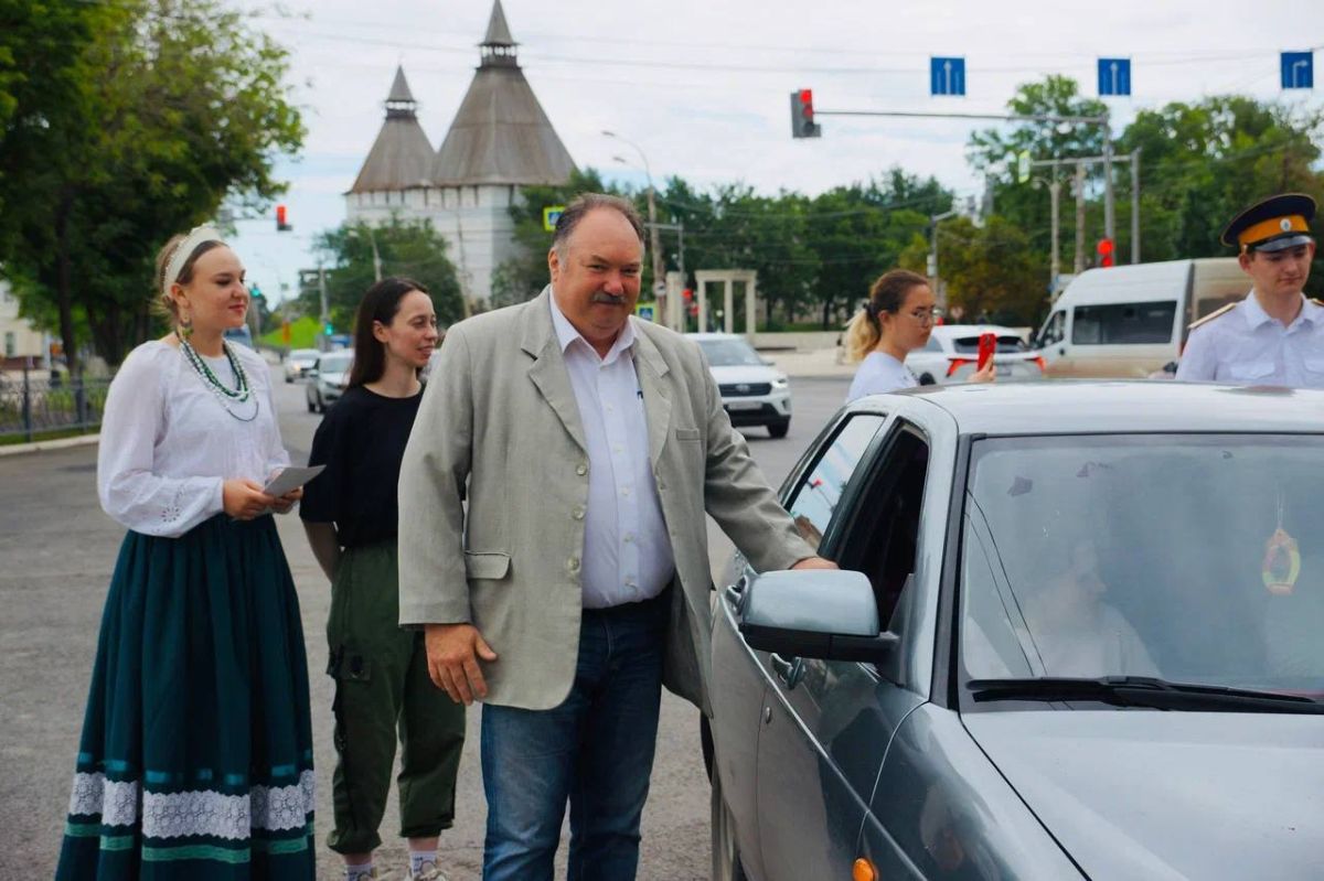 Астраханские полицейские поздравили жителей и гостей региона с Днем молодежи Астраханские полицейские поздравили жителей и гостей региона с Днем молодежи