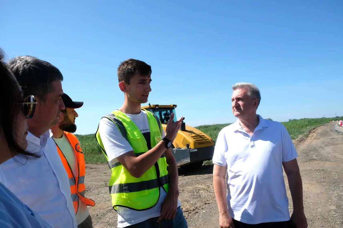 Ход ремонта автодороги Маячное — Житное — Краса в рамках национального проекта «Инфраструктура для жизни» проинспектировали депутат Государственной Думы Ринат Аюпов, глава Икрянинского района Наталья Бутузова, депутат Думы... Ход ремонта автодороги Маячное — Житное — Краса в рамках национального проекта «Инфраструктура для жизни» проинспектировали депутат Государственной Думы Ринат Аюпов, глава Икрянинского района Наталья Бутузова, депутат Думы...