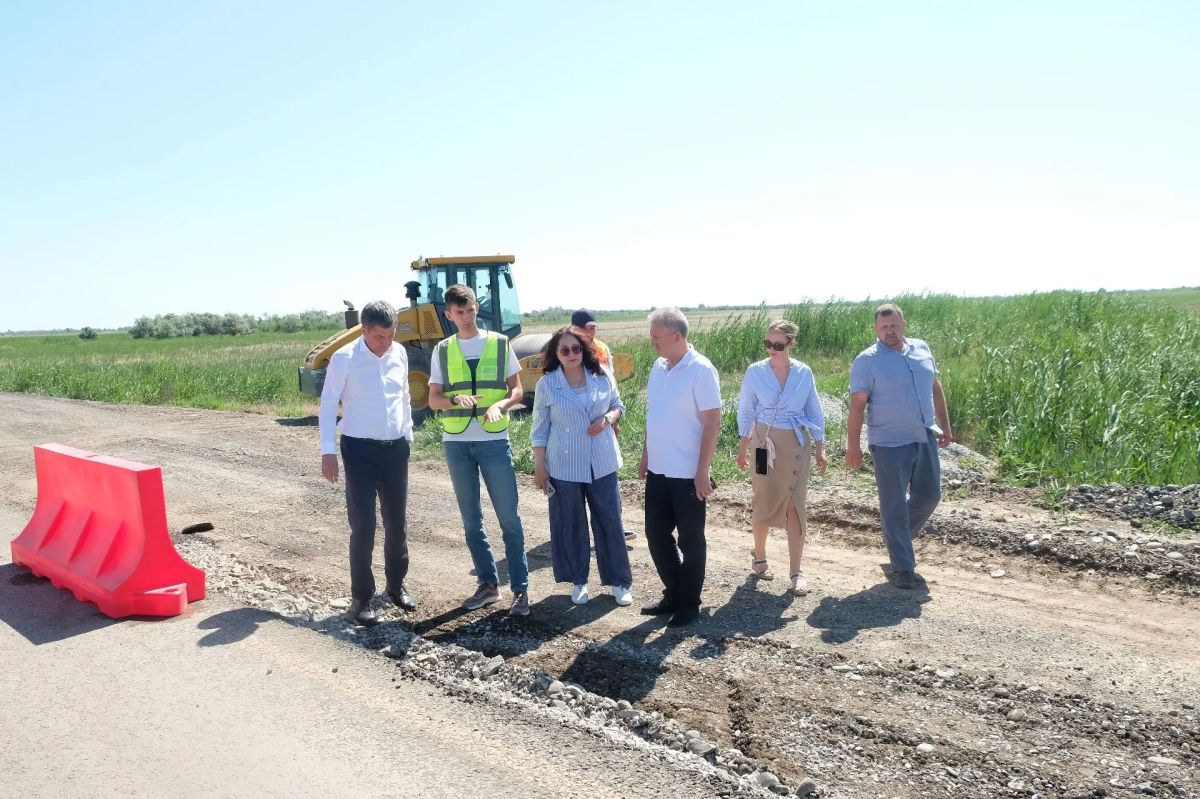 Ход ремонта автодороги Маячное — Житное — Краса в рамках национального проекта «Инфраструктура для жизни» проинспектировали депутат Государственной Думы Ринат Аюпов, глава Икрянинского района Наталья Бутузова, депутат Думы... Ход ремонта автодороги Маячное — Житное — Краса в рамках национального проекта «Инфраструктура для жизни» проинспектировали депутат Государственной Думы Ринат Аюпов, глава Икрянинского района Наталья Бутузова, депутат Думы...