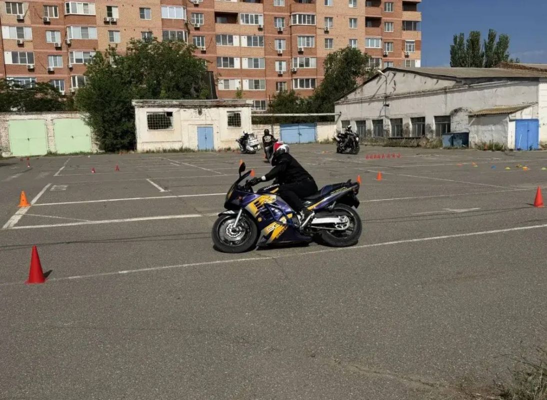 За безопасность на дорогах: Госавтоинспекция города организовала мотоурок для студентов За безопасность на дорогах: Госавтоинспекция города организовала мотоурок для студентов