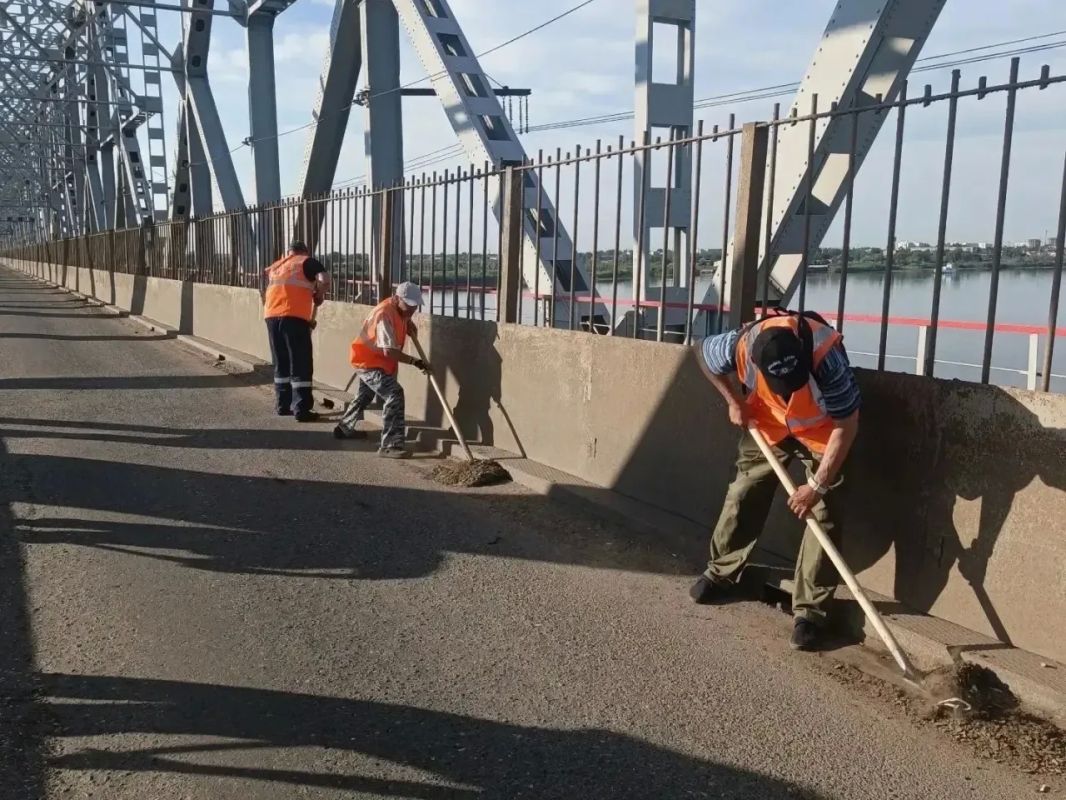 На Старом мосту идут ремонтные работы На Старом мосту идут ремонтные работы