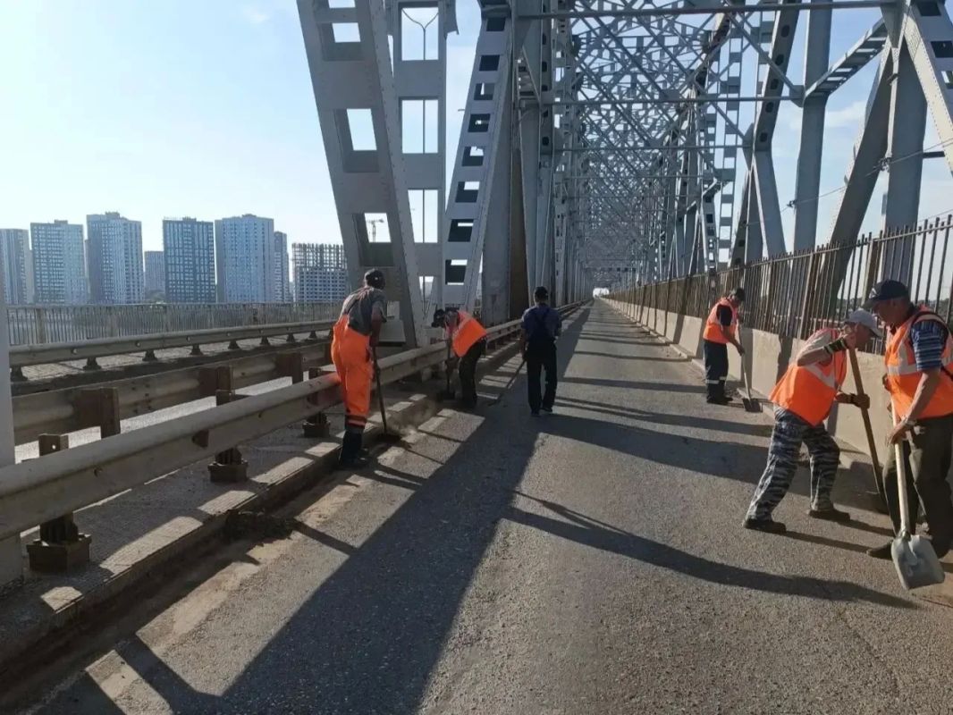 На Старом мосту идут ремонтные работы На Старом мосту идут ремонтные работы