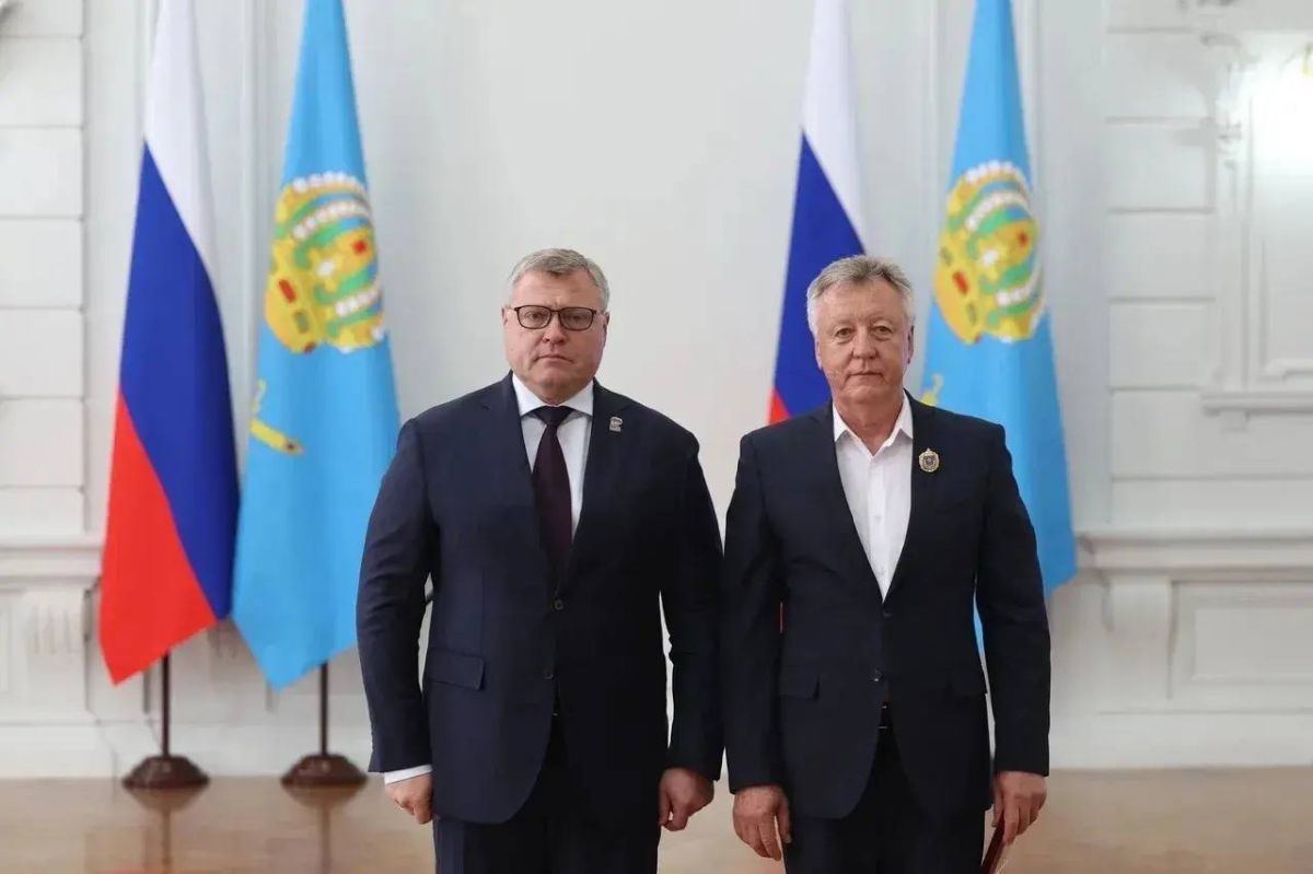 Игорь Бабушкин вручил награды астраханским корабелам и работникам морского и речного флота Игорь Бабушкин вручил награды астраханским корабелам и работникам морского и речного флота