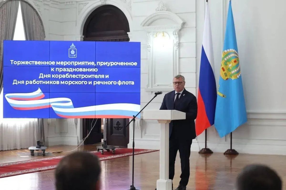 Игорь Бабушкин вручил награды астраханским корабелам и работникам морского и речного флота Игорь Бабушкин вручил награды астраханским корабелам и работникам морского и речного флота