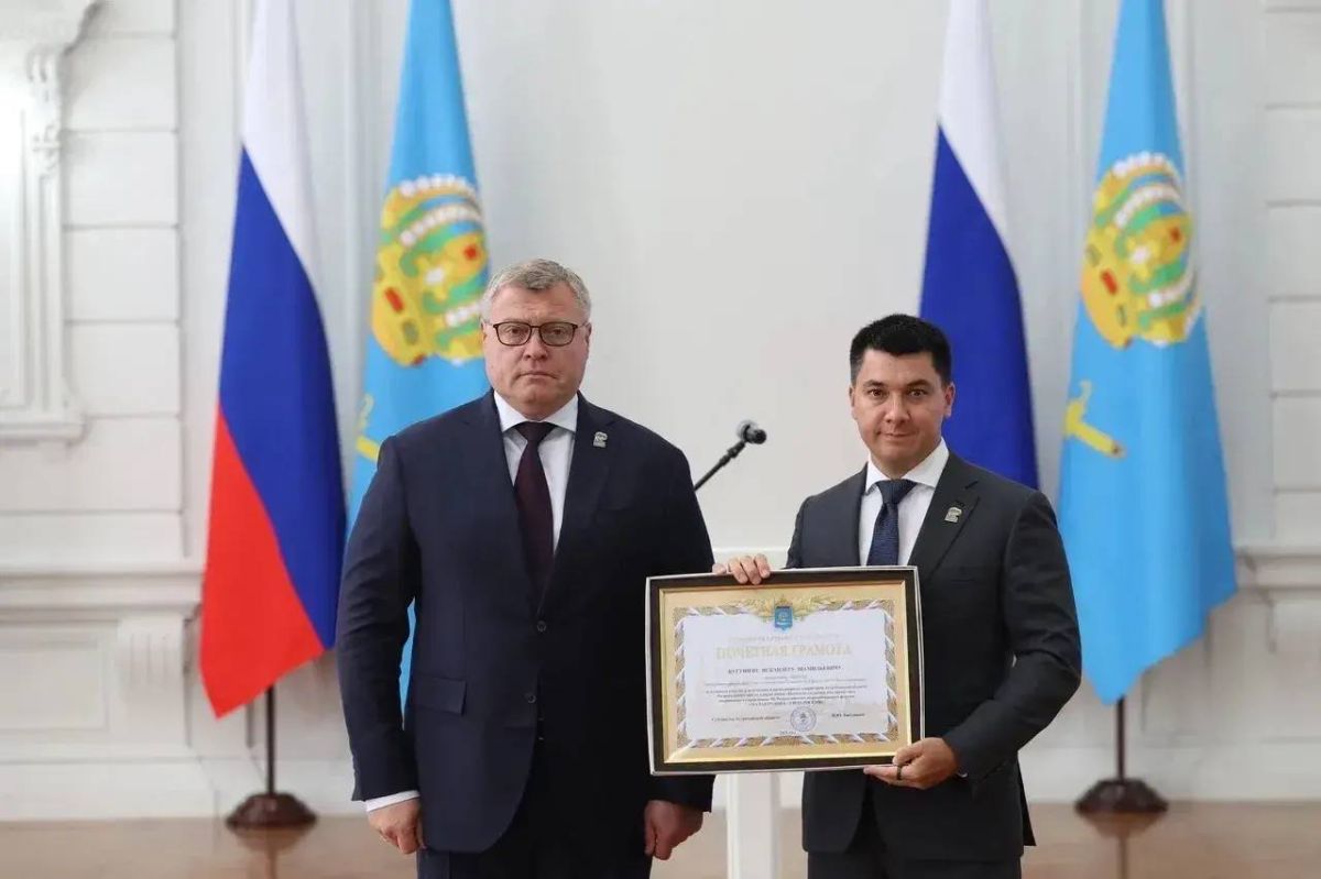 Игорь Бабушкин вручил награды астраханским корабелам и работникам морского и речного флота Игорь Бабушкин вручил награды астраханским корабелам и работникам морского и речного флота