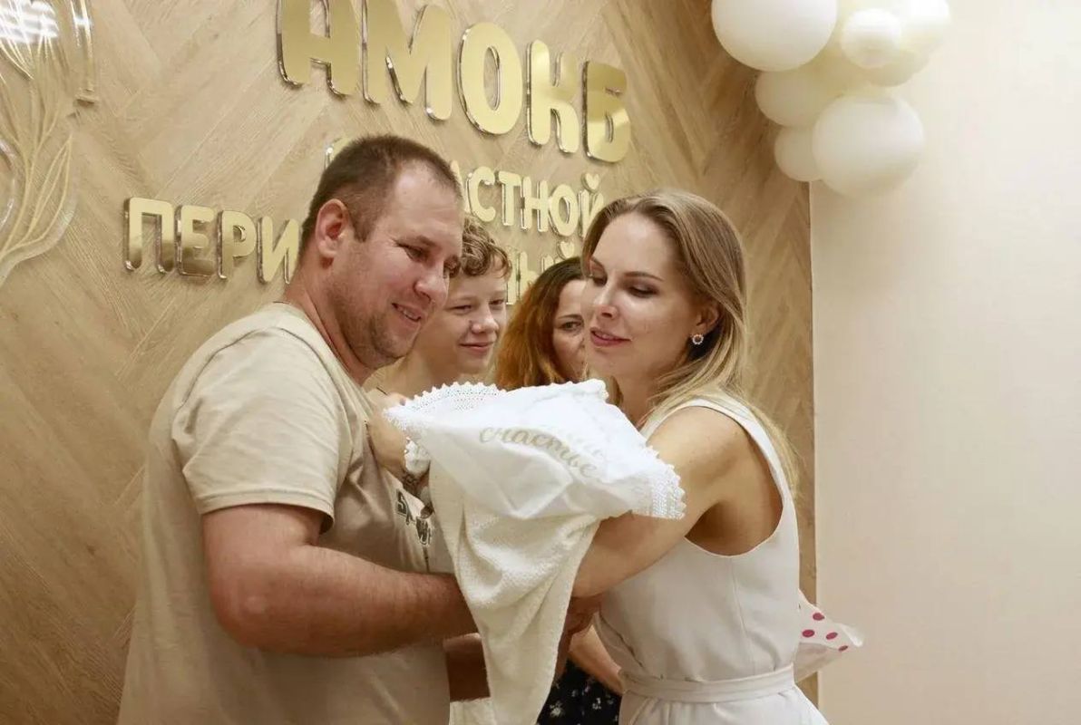 В День семьи, любви и верности в Астрахани прошла торжественная выписка новорожденных В День семьи, любви и верности в Астрахани прошла торжественная выписка новорожденных