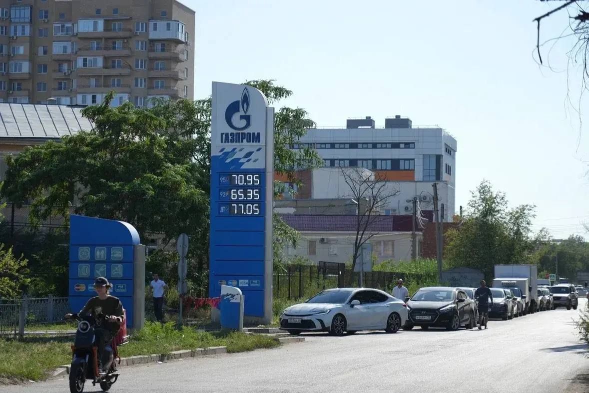 Сотрудники ГИБДД обеспечивают порядок и безопасность на АЗС Астраханской области Сотрудники ГИБДД обеспечивают порядок и безопасность на АЗС Астраханской области