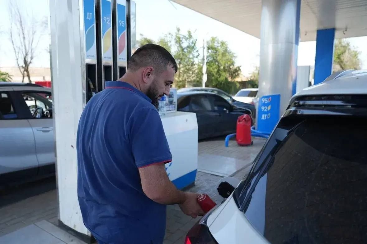 Сотрудники ГИБДД обеспечивают порядок и безопасность на АЗС Астраханской области Сотрудники ГИБДД обеспечивают порядок и безопасность на АЗС Астраханской области