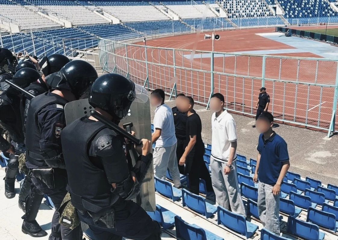 В преддверии футбольного сезона полицейские провели тактико-специальную тренировку В преддверии футбольного сезона полицейские провели тактико-специальную тренировку
