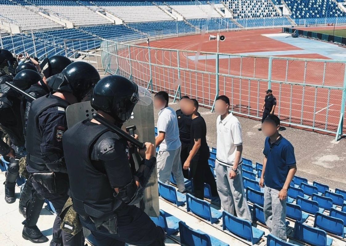 В преддверии футбольного сезона полицейские провели тактико-специальную тренировку