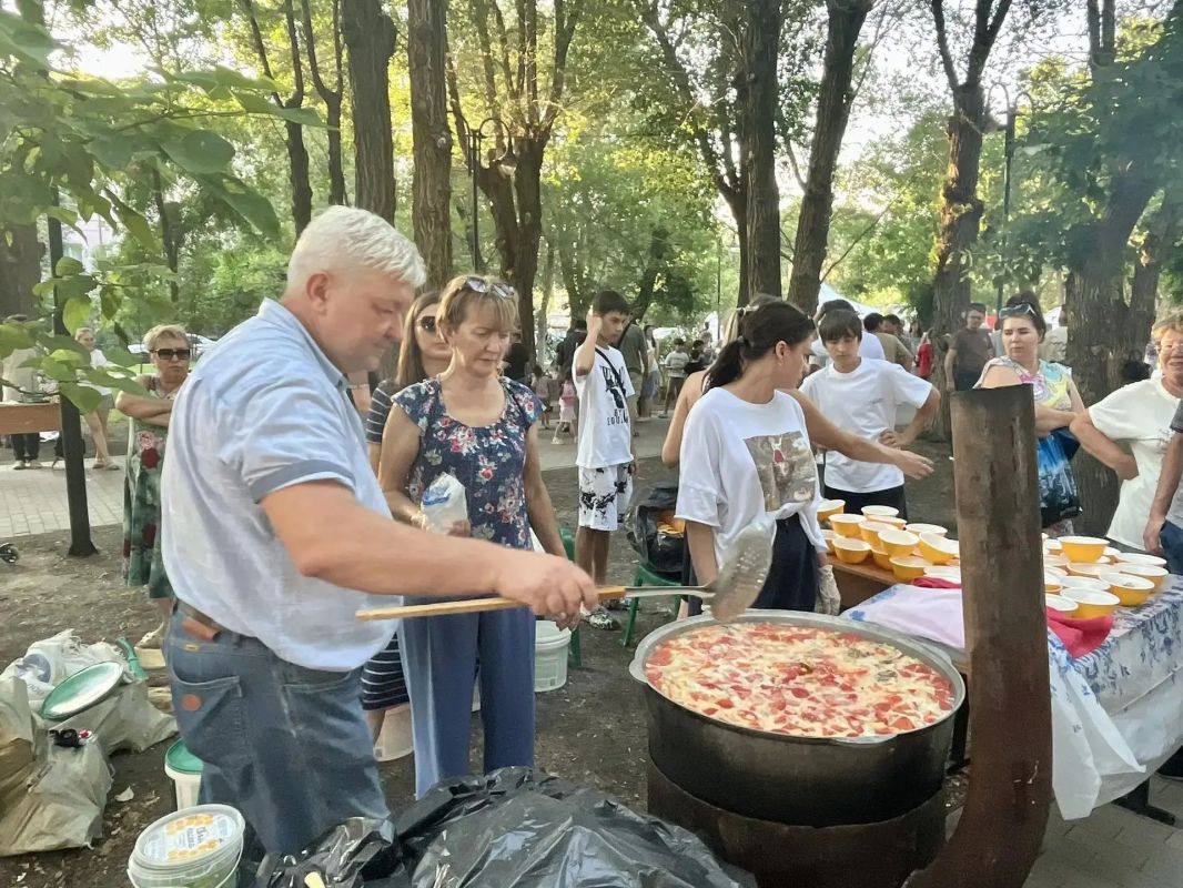 Около трех тысяч астраханцев отметили День рыбака в парке им. XX лет Октября