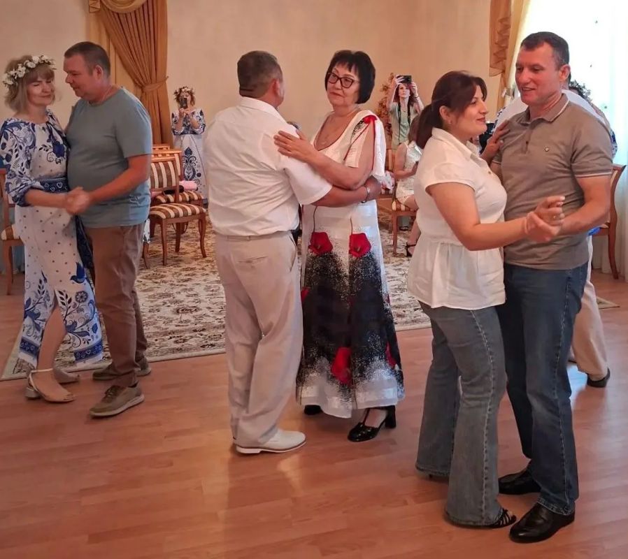 В отделе службы ЗАГС Астраханской области по Икрянинскому району состоялось торжество «Моя семья – часть большой России», посвящённое Дню семьи, любви и верности В отделе службы ЗАГС Астраханской области по Икрянинскому району состоялось торжество «Моя семья – часть большой России», посвящённое Дню семьи, любви и верности