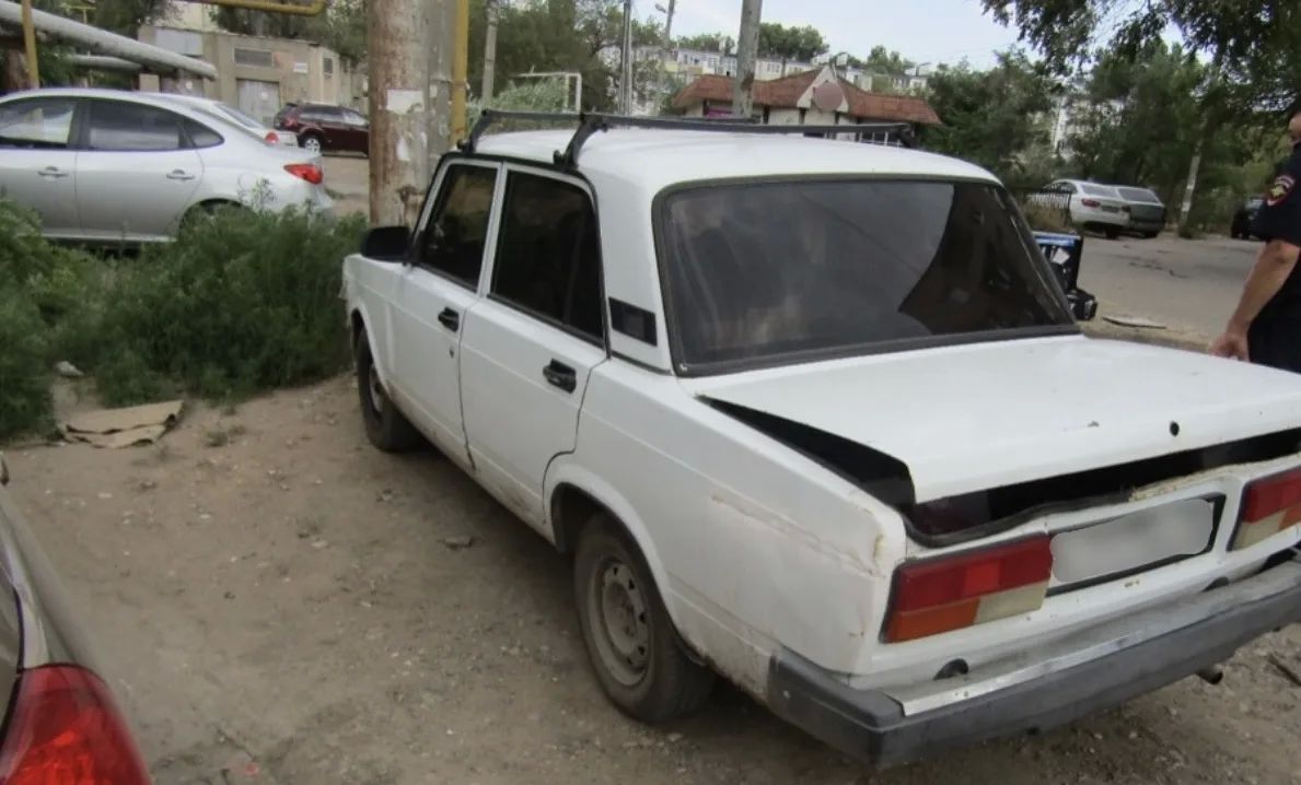«Не закрыл дверь – автомобиль опустел»: у пенсионера из Кировского района похитили деньги, инструменты и бензин