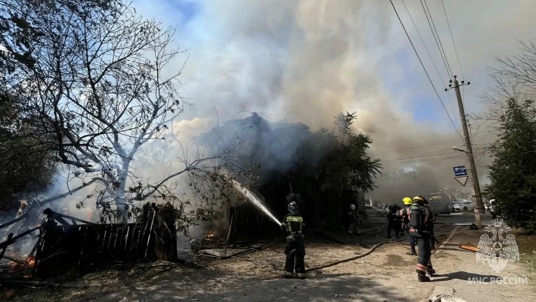 Огнеборцы ликвидируют пожар по повышенному номеру вызова