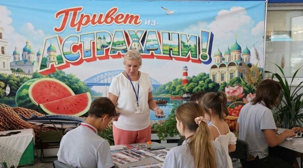 На железнодорожном вокзале Астрахани состоялась тематическая игротека для пассажиров и бойцов студенческого отряда «Молодая сталь»
