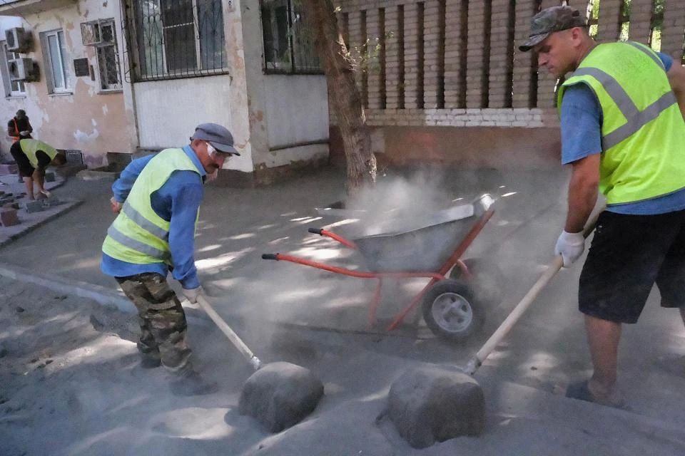 Дорогу к самому большому оперному театру в ЮФО ремонтируют по нацпроекту Дорогу к самому большому оперному театру в ЮФО ремонтируют по нацпроекту