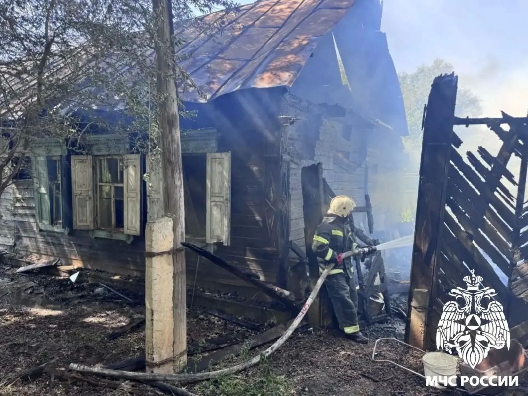 Огнеборцы ликвидируют пожар в Трусовском районе