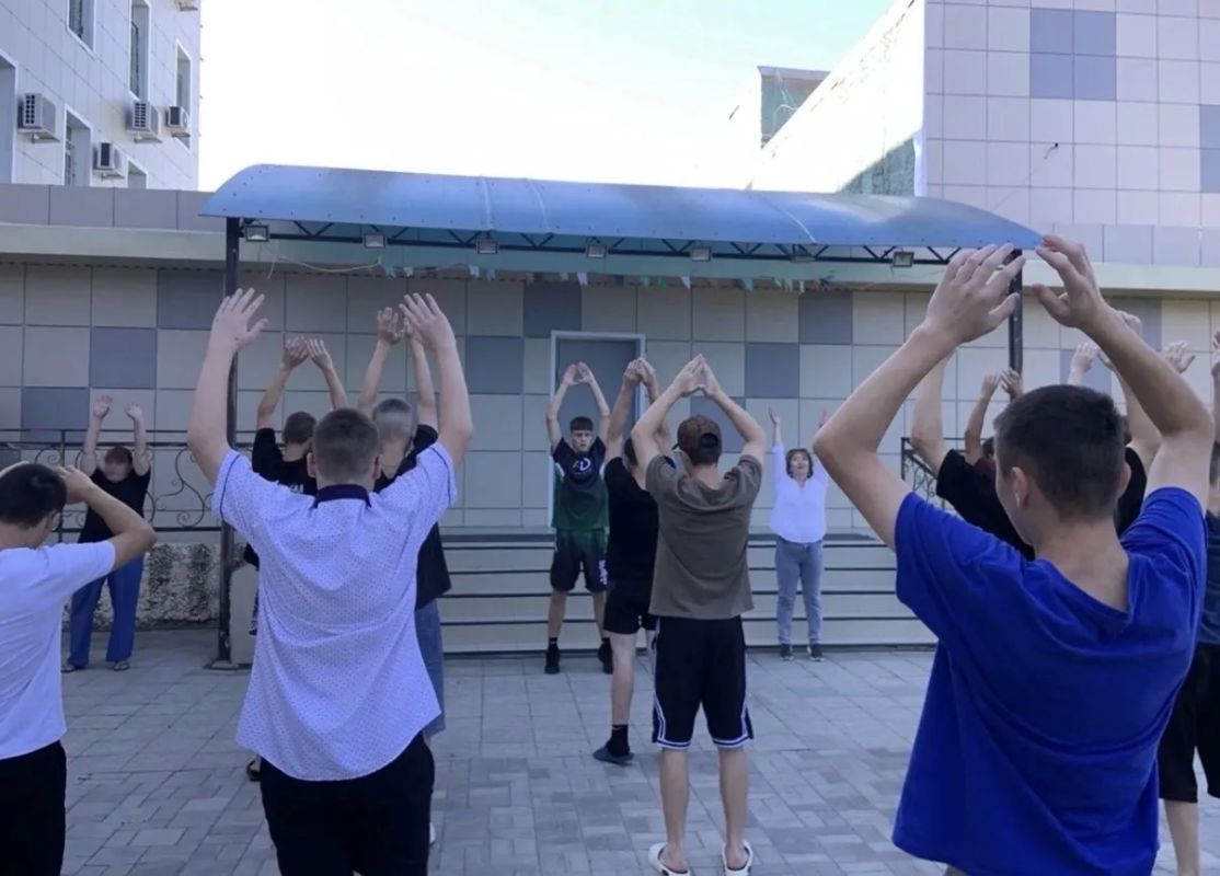 В Астрахани состоялась акция «Зарядка со стражем порядка» В Астрахани состоялась акция «Зарядка со стражем порядка»