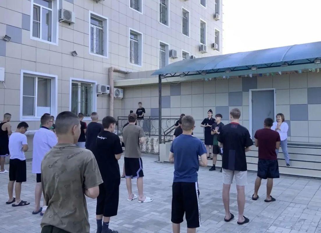 В Астрахани состоялась акция «Зарядка со стражем порядка» В Астрахани состоялась акция «Зарядка со стражем порядка»