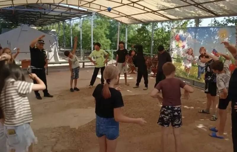 В Астраханской области продолжается акция «Зарядка со стражем порядка»: полицейские, «Движение Первых» и общественники подарили детям заряд бодрости В Астраханской области продолжается акция «Зарядка со стражем порядка»: полицейские, «Движение Первых» и общественники подарили детям заряд бодрости