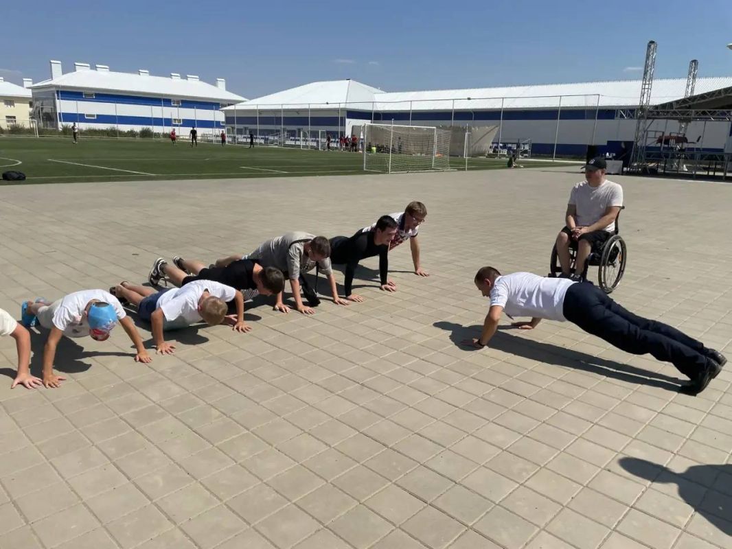 В Астраханской области продолжается акция «Зарядка со стражем порядка»: полицейские, «Движение Первых» и общественники подарили детям заряд бодрости В Астраханской области продолжается акция «Зарядка со стражем порядка»: полицейские, «Движение Первых» и общественники подарили детям заряд бодрости