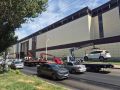 Припаркованные вдоль улицы Боевая, около «Алимпика» автомобили вывозят эвакуаторы