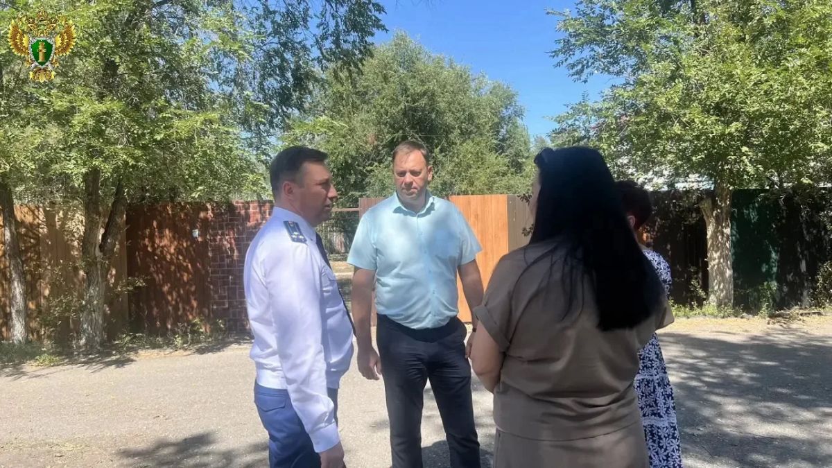 Проблемы ЖКХ и лекарств: первый заместитель прокурора области провел выездной прием в Приволжском районе Проблемы ЖКХ и лекарств: первый заместитель прокурора области провел выездной прием в Приволжском районе