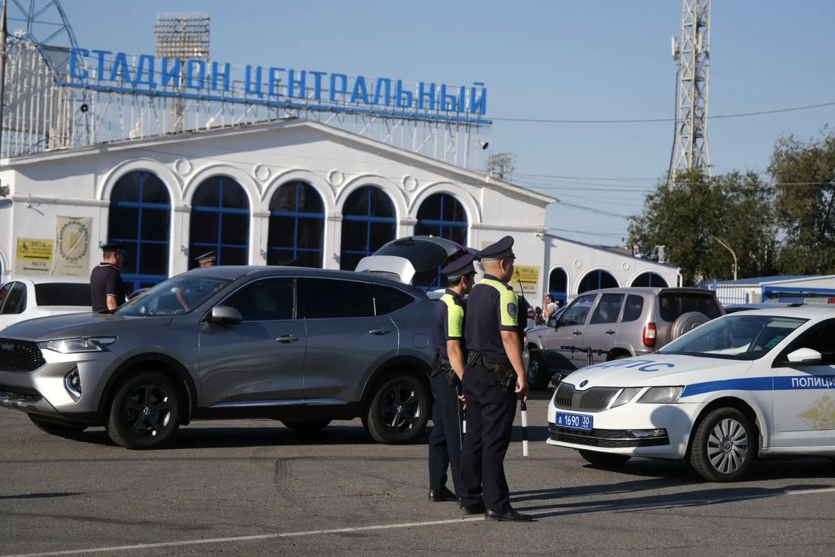 Астраханские полицейские обеспечили охрану общественного порядка в период проведения футбольного матча Астраханские полицейские обеспечили охрану общественного порядка в период проведения футбольного матча