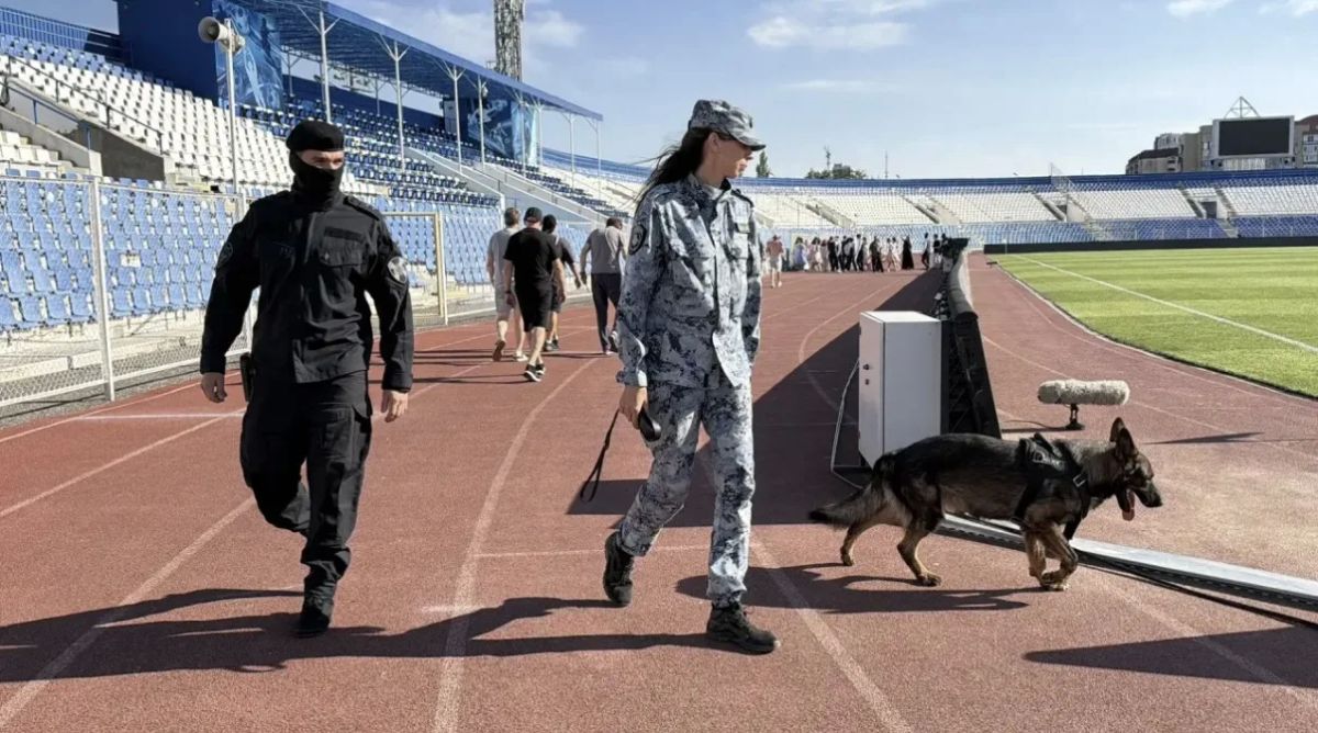 Астраханские полицейские обеспечили охрану общественного порядка в период проведения футбольного матча Астраханские полицейские обеспечили охрану общественного порядка в период проведения футбольного матча