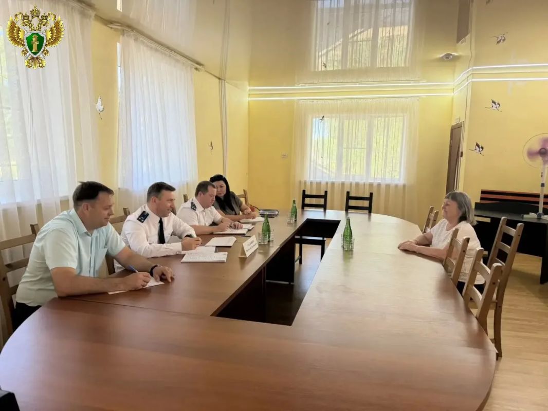 Проблемы ЖКХ и лекарств: первый заместитель прокурора области провел выездной прием в Приволжском районе Проблемы ЖКХ и лекарств: первый заместитель прокурора области провел выездной прием в Приволжском районе