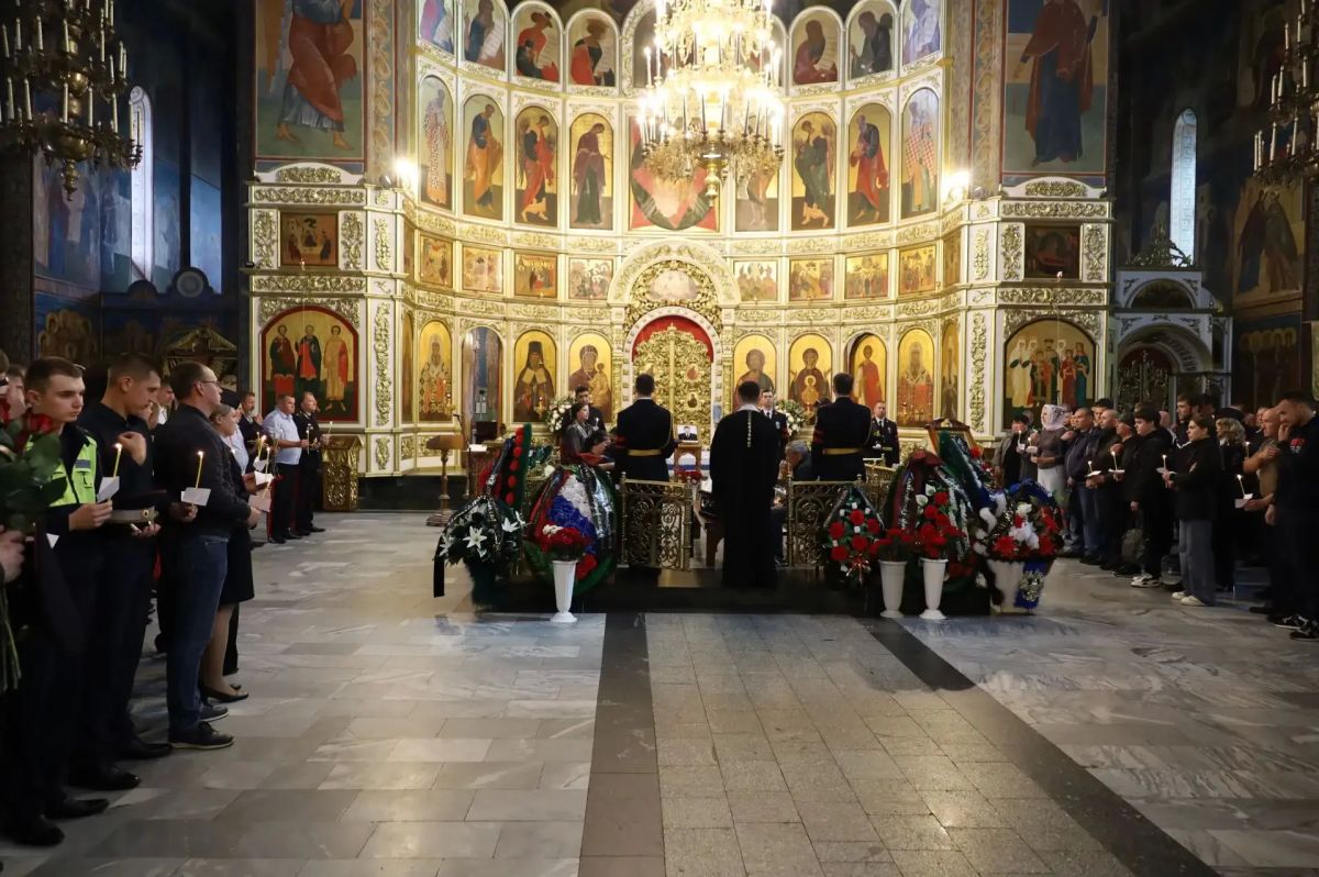Кузбасские полицейские простились со своим сослуживцем Виктором Актешевым, выполнившим служебный долг ценой собственной жизни Кузбасские полицейские простились со своим сослуживцем Виктором Актешевым, выполнившим служебный долг ценой собственной жизни