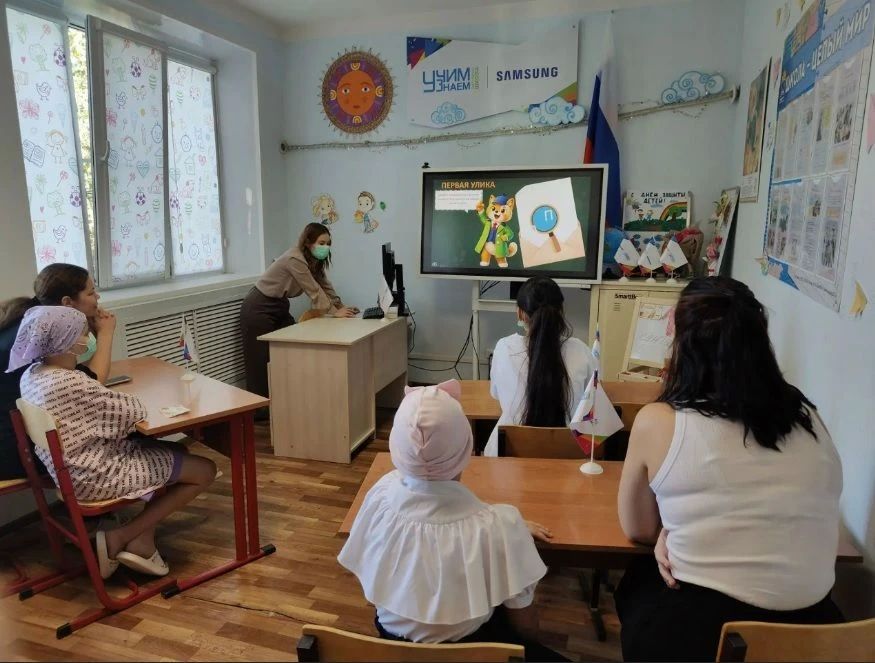 1 сентября – лечим и учим. Для маленькой Вари первый в её жизни школьный звонок прозвенел в стенах Областной детской клинической больницы им. Н.Н 1 сентября – лечим и учим. Для маленькой Вари первый в её жизни школьный звонок прозвенел в стенах Областной детской клинической больницы им. Н.Н