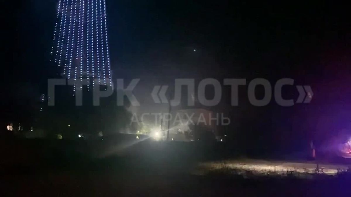 Огонь охватил заброшенное общежитие Возгорание произошло в пустующем здании на улице Ляхова, 8. Очаг находится в одном из подъездов нежилого общежития. Густой дым от пожара заметен в районе телебашни