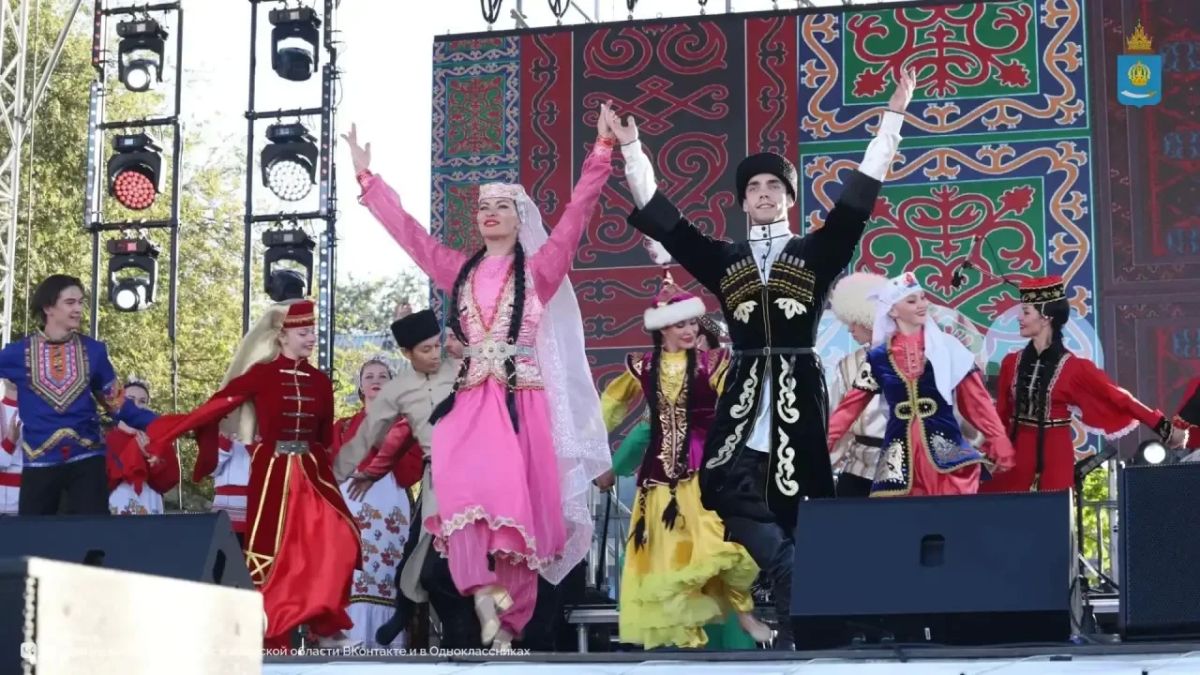 В честь 468-летия Астрахани на набережной у Петровского фонтана развернулись гуляния В честь 468-летия Астрахани на набережной у Петровского фонтана развернулись гуляния