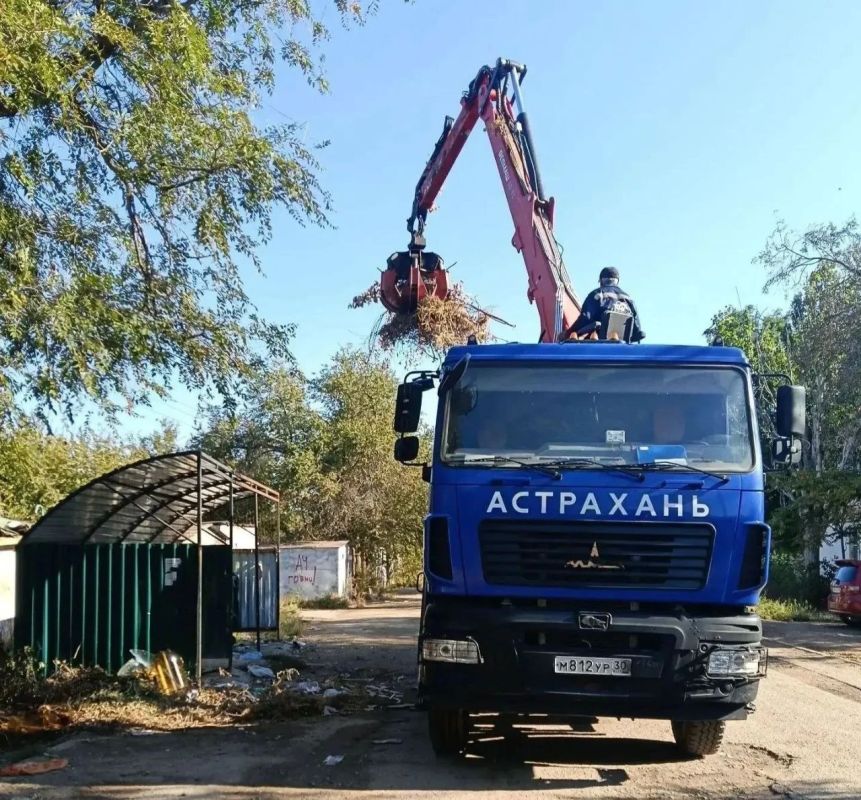 Астраханские коммунальщики вывезли более 4 тысяч тонн мусора с улиц города Астраханские коммунальщики вывезли более 4 тысяч тонн мусора с улиц города