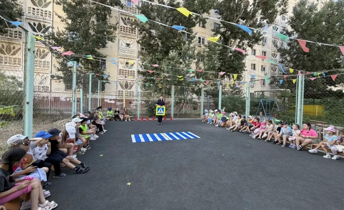Сотрудники Госавтоинспекции обучают детей правилам дорожной безопасности Сотрудники Госавтоинспекции обучают детей правилам дорожной безопасности