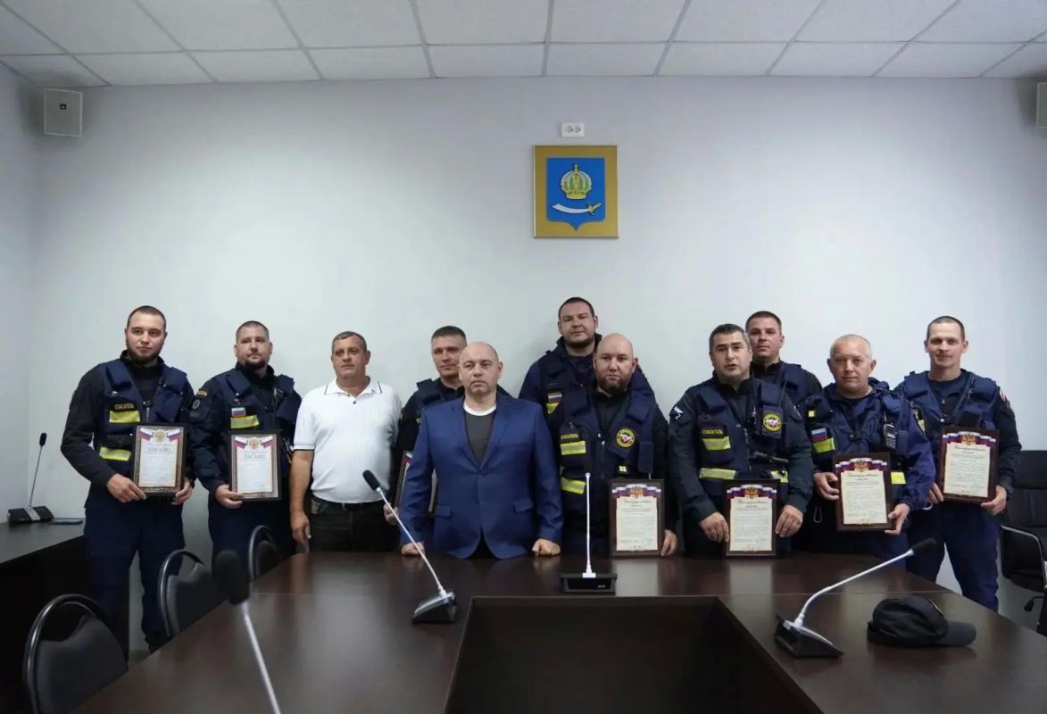 Специалисты городского спасательного отряда получили награды за спасение детей на пожаре Специалисты городского спасательного отряда получили награды за спасение детей на пожаре